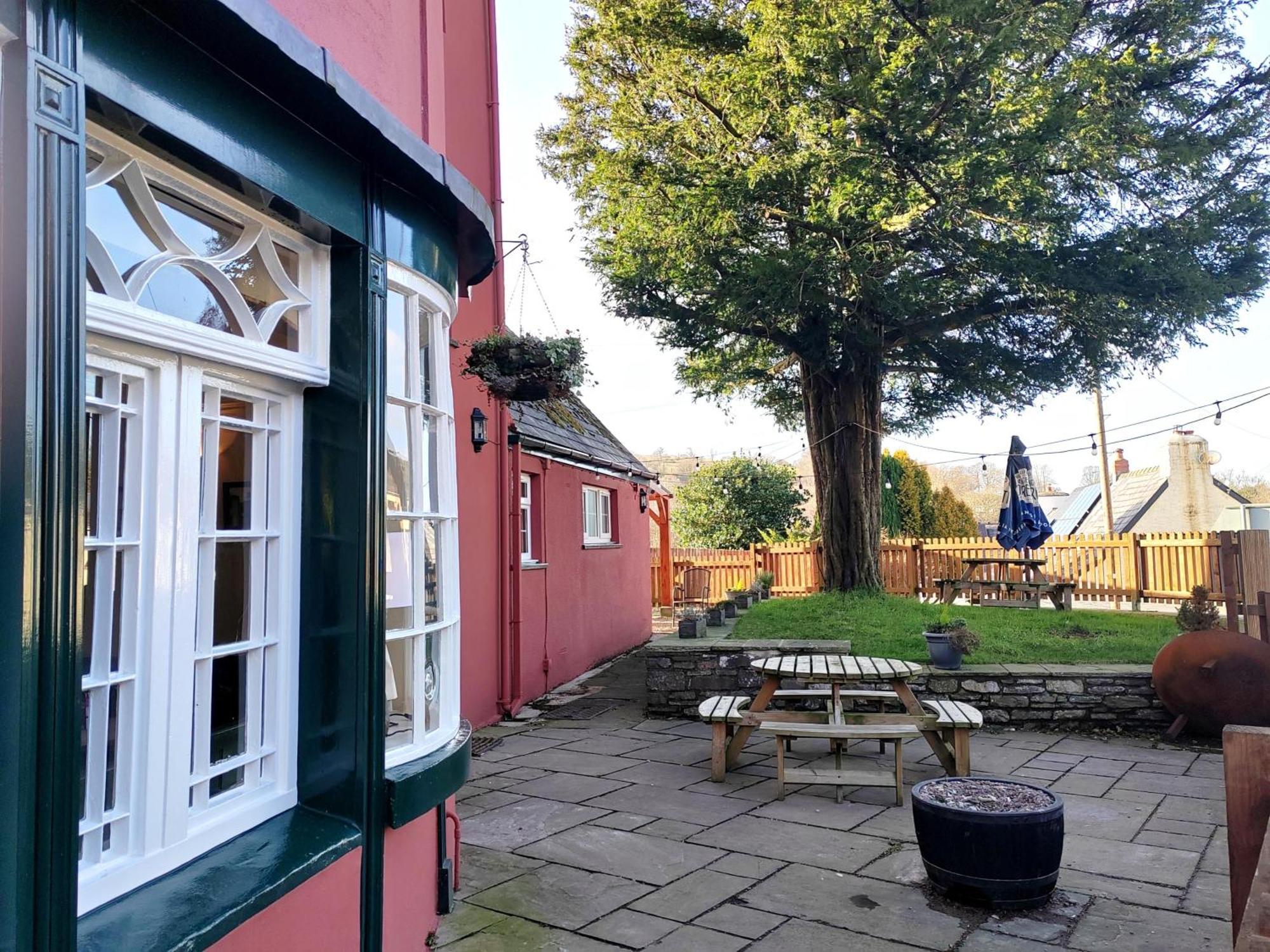 The Castle Coaching Inn Trecastle Eksteriør billede